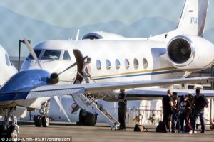 Justin Bieber’s Plane Held On Runway Due To Suspicious Smell