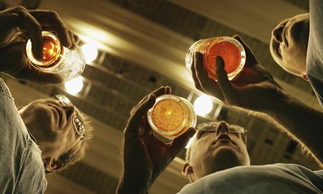 Men drinking beer 007
