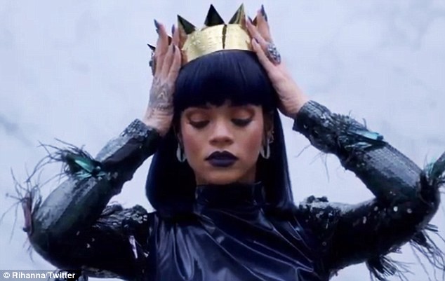 rihannagoldcrown