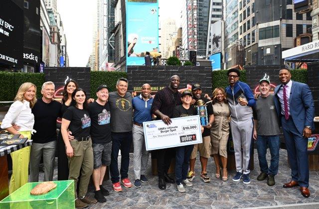 7 Bun B and Trill Burgers with judges GMA hosts and fellow competitors on the set of GMA in Times Square