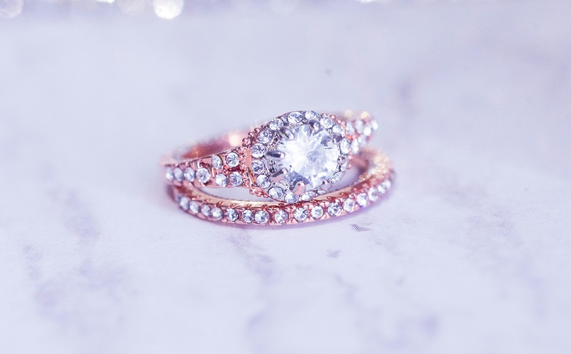 What are some noteworthy engagement ring trends in 2024?