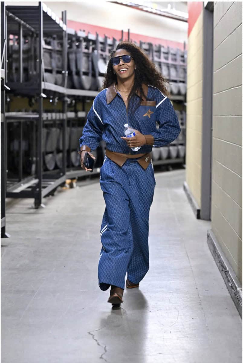 Cowboy….Colson? Sydney Colson paired a full-length blue Vintage Denim Jacquard set with brown cowboy boots for the Las Vegas Aces’ season opener.
