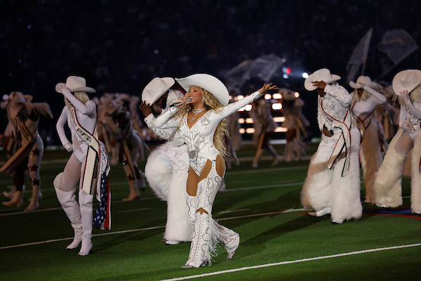 Beyoncé's Iconic Wardrobe Takes Center Stage at NFL Christmas Gameday Halftime Show #Beyonce