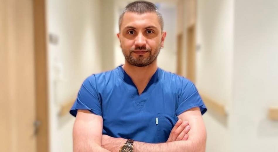 kişi, şahıs, insan yüzü, giyim, kol saati içeren bir resim
Yapay zeka tarafından oluşturulan içerik yanlış olabilir.